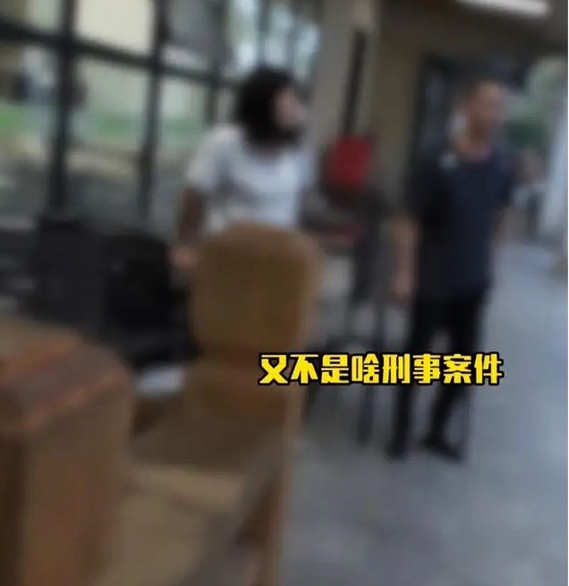 他又以一种法律“明白人”的姿态道：“打官司嘛，狗死了又不是啥刑事案件”，甚至反过来指责主人纠缠不休。