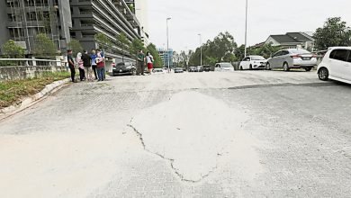 Photo of 重型车损坏峇尤拉勿7/KS 9路 拱桥与路面高低不平