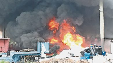 Photo of 查封放电池废料厂失火 消拯员戴呼吸器救援