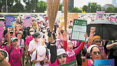 Photo of 妇女持扫帚游行 誓言清扫国家污垢