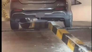Photo of 轿车下斜坡冲上分界堤 車身磨来磨去脱不了困