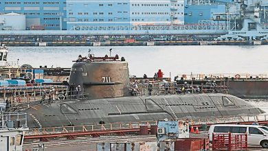Photo of 台潜舰海鲲号泊高雄码头 甲板搭架料准备潜航海测