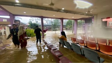 Photo of 下午数小时豪雨酿闪电水灾   新山中央医院阶梯如小瀑布