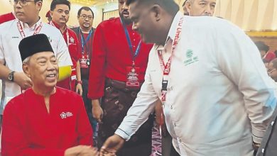 Photo of 国大党领袖突然出席土团大会      柯瑟文主动与慕尤丁握手寒暄