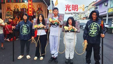 Photo of 吉天后宫城煌爷夜巡 信徒套枷游街赎罪