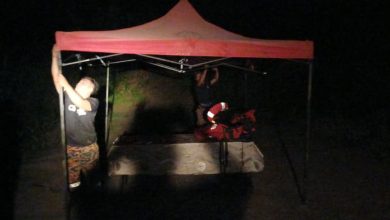 Photo of 1沙电职员抢修输电塔遭洪水冲走   其他队员无惧危险续抢修工作