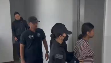 Photo of 失常女冒犯霹苏丹 女子今被押上庭面控 神色自若与律师交流