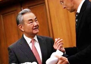 Photo of 王毅赠匈牙利外长国产跑鞋 同款在多平台断货