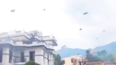 Photo of 【视频】尼泊尔前总理住宅被烧 钱满天飞