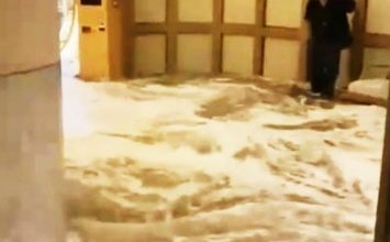 Photo of 洪水冲爆玻璃门 富丽敦海洋公园酒店人员：快走啊！