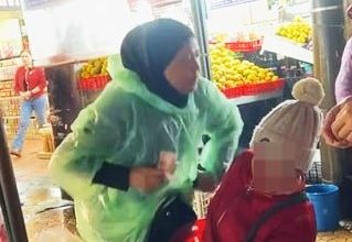 Photo of 【视频】越南旅游买葡萄遭“吃秤头” 女子拒买霸气抢回钱