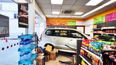 Photo of 疑误踩油门撞入油站商店 华裔老翁无事还能自行退车