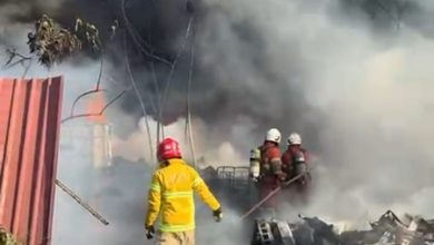 Photo of 火烧回收中心 道路狭窄消防连车送水