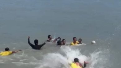 Photo of 2青少年海边游玩溺水 民众目睹冲下海救人