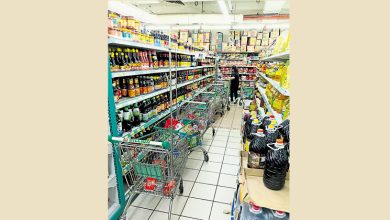 Photo of 援金系统瘫痪民众弃购 超市员工费力归位物品