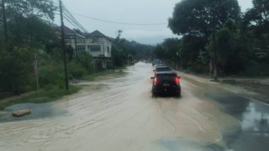 Photo of 暴雨致乌鲁冷岳闪电水灾      警局住家道路轿车皆遭殃