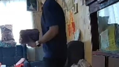 Photo of 拐老妇盗提 2青年拿走老妇小铁盒