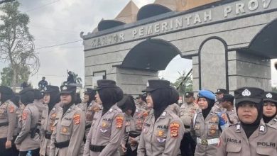 Photo of 印尼骚乱 | 女警柔性执法奏效！示威活动和平进行