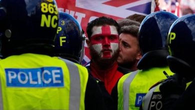 Photo of 英国逾10万人反移民示威 骚乱致20警员受伤