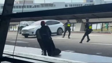 Photo of 取缔“霸王车”桃园机场警朝特斯拉开8枪 乘客甩出车脚受伤