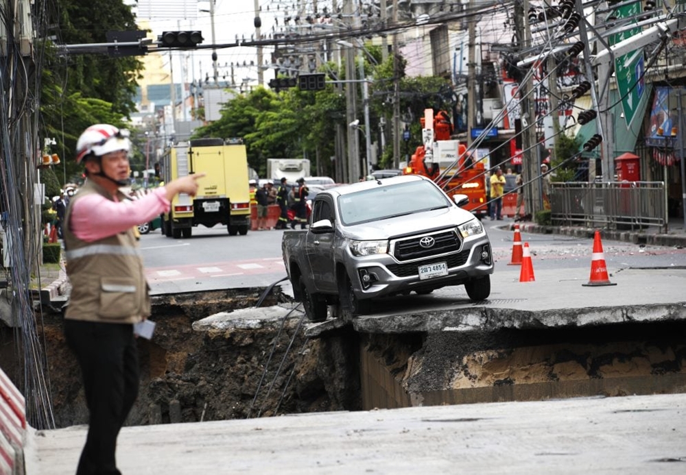 當局在路陷後緊急封路搶修。（歐新社照片）