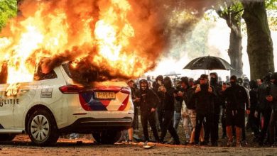 Photo of 海牙反移民示威爆冲突　烧警车封锁公路至少30人被捕