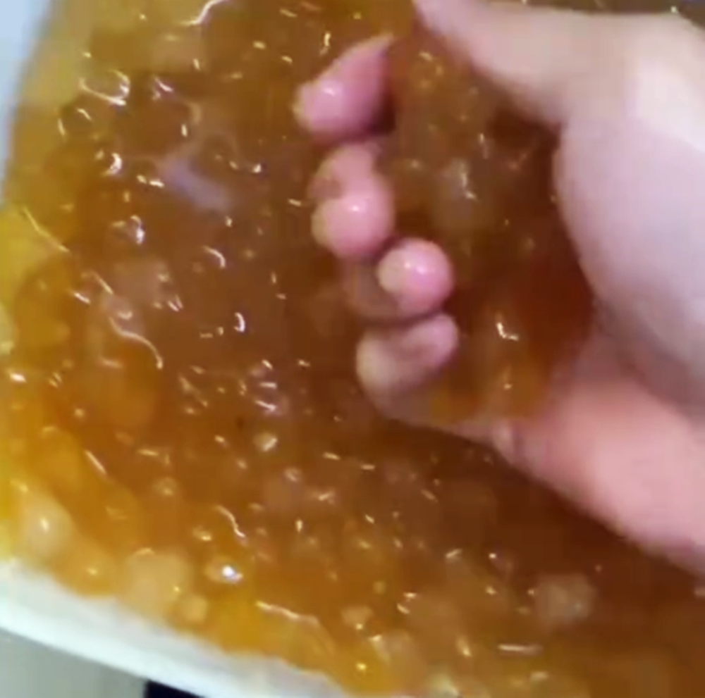 肇事員工還用手捏握珍珠放到飲料杯裡。（圖擷自微博）