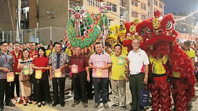 Photo of 昌明万灯行中秋嘉年华 舞龙舞狮众人提灯笼游行