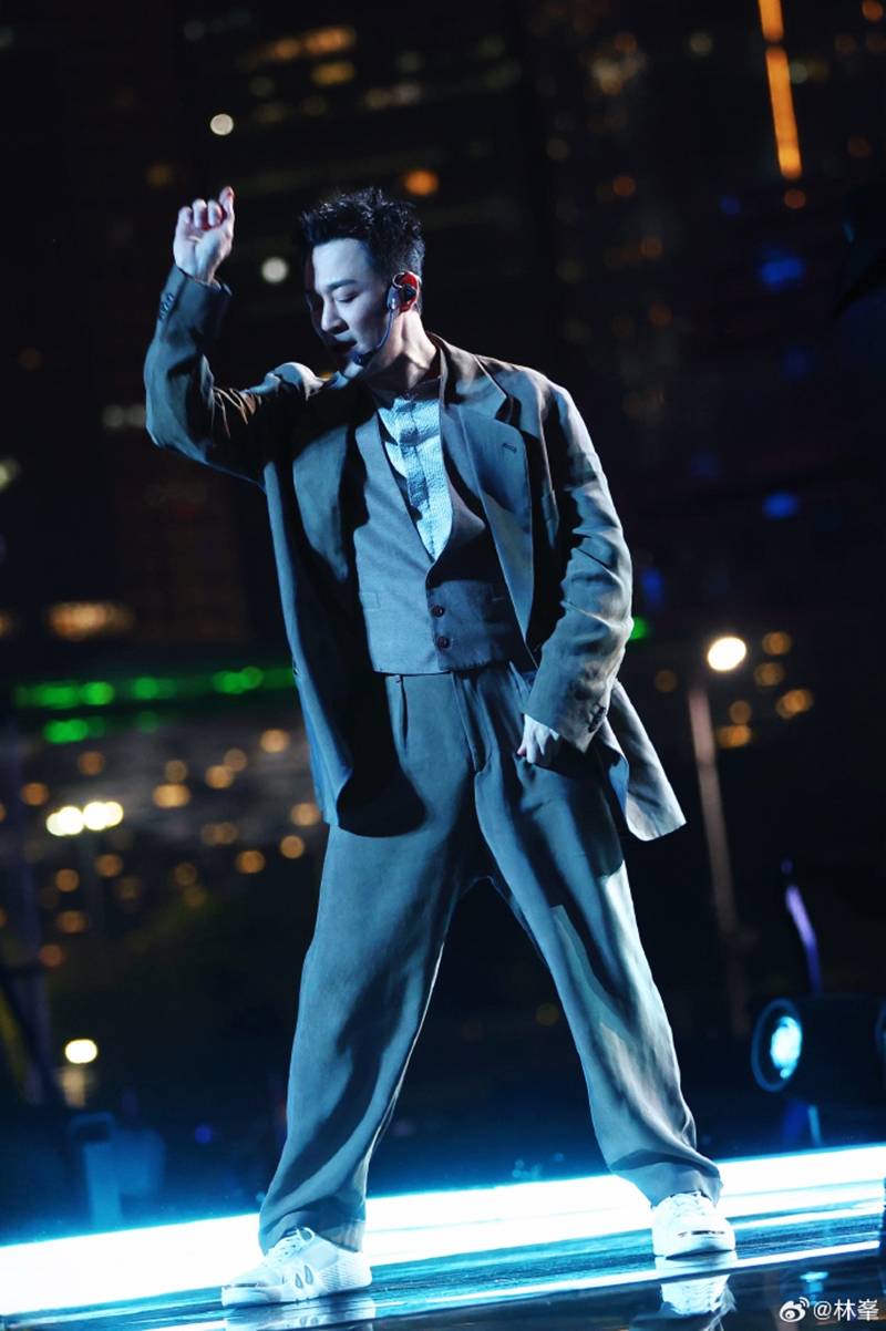 林峯5月完成《Go With The Flow》香港站演出后,便开启了世界巡演