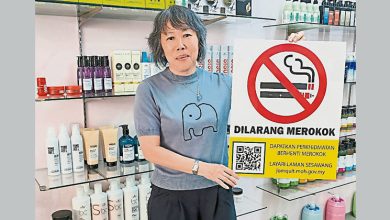 Photo of 执法员上门检查开罚 商家抢购禁烟告示牌