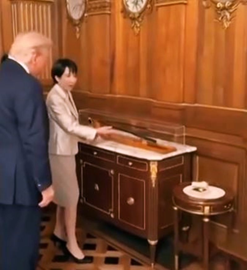 日本，新首相高市早苗上任仅数日，便借助特朗普与已故导师、前首相安倍晋三的私人情谊，展现亲美姿态。她赠送特朗普安倍生前使用的推杆、一颗贴有金箔的高尔夫球，以及由日本球星松山英树签名的球袋。