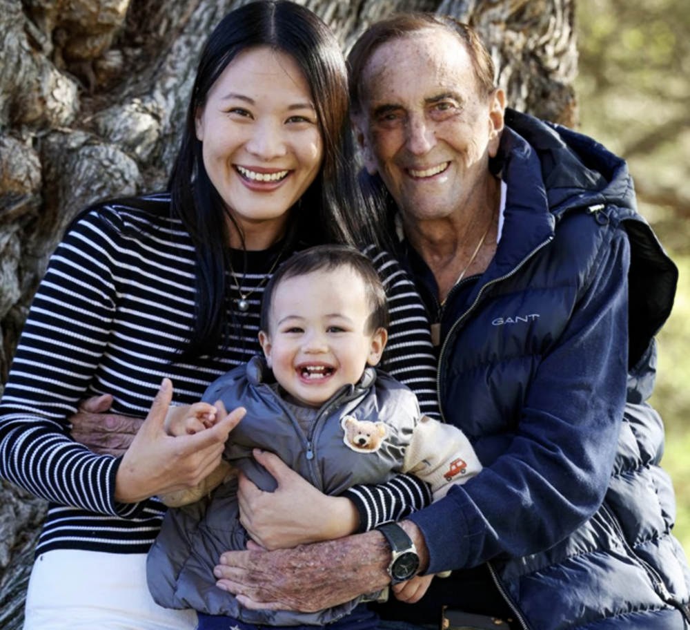 93岁的新晋爸爸约翰莱文（John Levin）与37岁的华裔妻子，迎来了刚满一岁的儿子