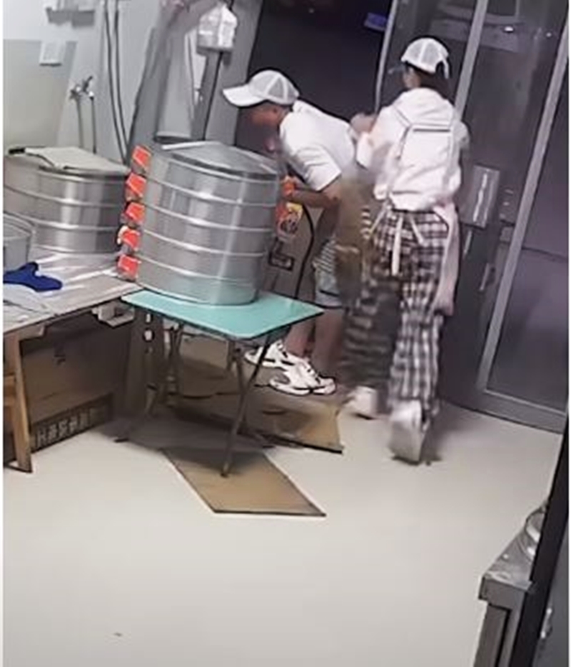 丈夫突遭触电，妻子抓起塑料油桶冲向丈夫，用油桶电线，让丈夫身体脱离电源。