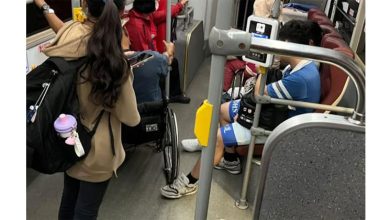 Photo of 高中生搭巴士伸出善良一脚 默当车轮挡守护轮椅爷爷