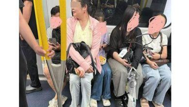 Photo of 大妈港铁抢位直接“坐大腿” 阿叔竟还露出笑容