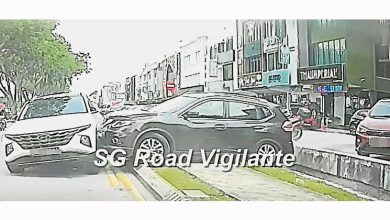 Photo of 司机停车误踩油门  飞越沟渠撞违停车