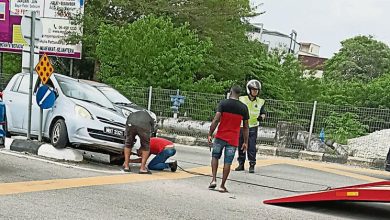 Photo of 轿车撞分界堤卡住 事后造成交通大阻塞