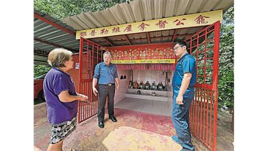 Photo of 邓普勒花园组屋旁 拿督公龕再接拆迁通知