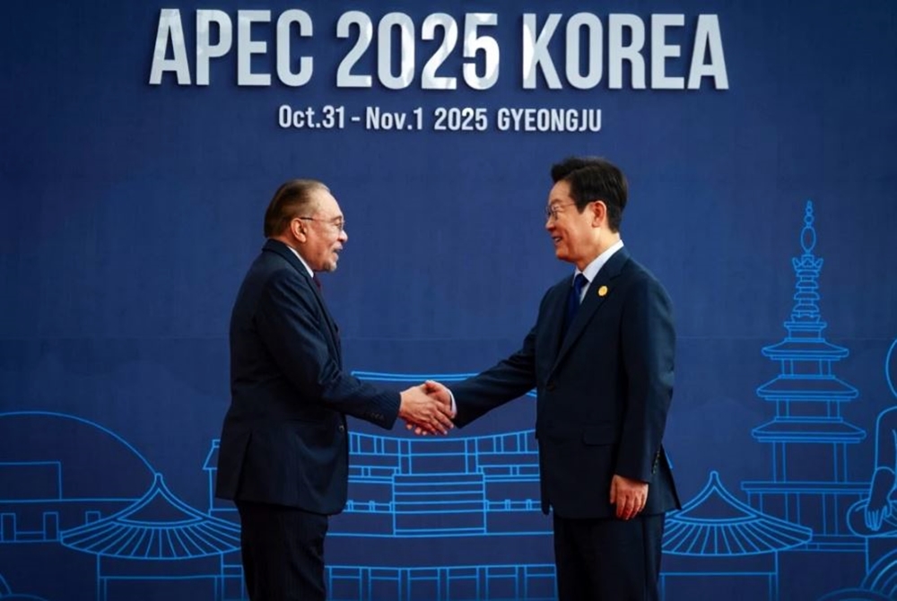 首相拿督斯里安华今日亮相亚太经合组织（APEC）领导人会议，不仅受到东道主韩国总统李在明的亲自迎接
