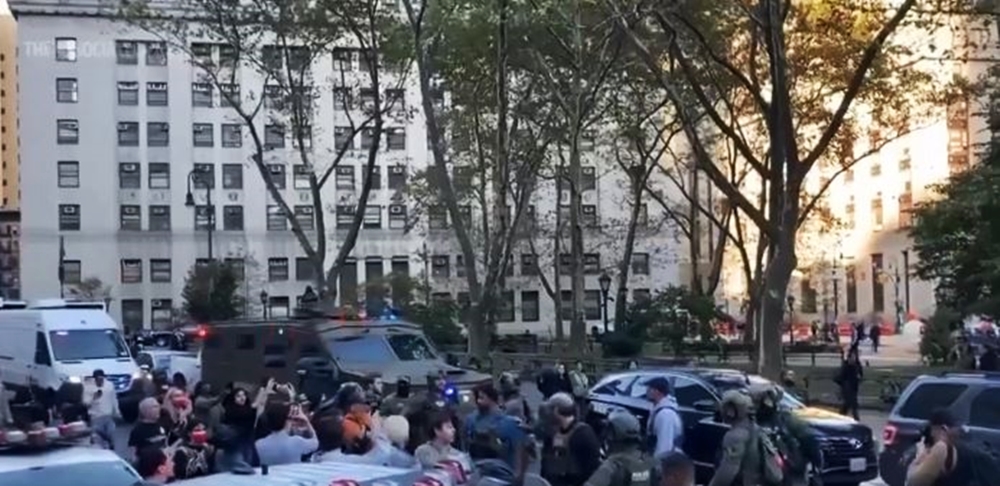 美国移民及海关执法局（ICE）周二在纽约曼哈顿唐人街展开“小贩扫荡行动”