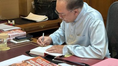 Photo of 安华签名新作 冀读者思考 改革与人性