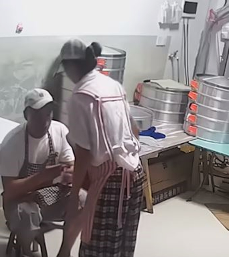 丈夫仍因触电而心有余悸，妻子则轻声安抚