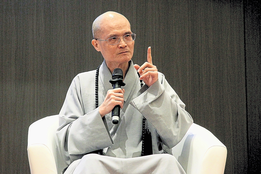 ■方丈和尚果晖法师脸带慈祥笑容，绕场关怀每位出席者。