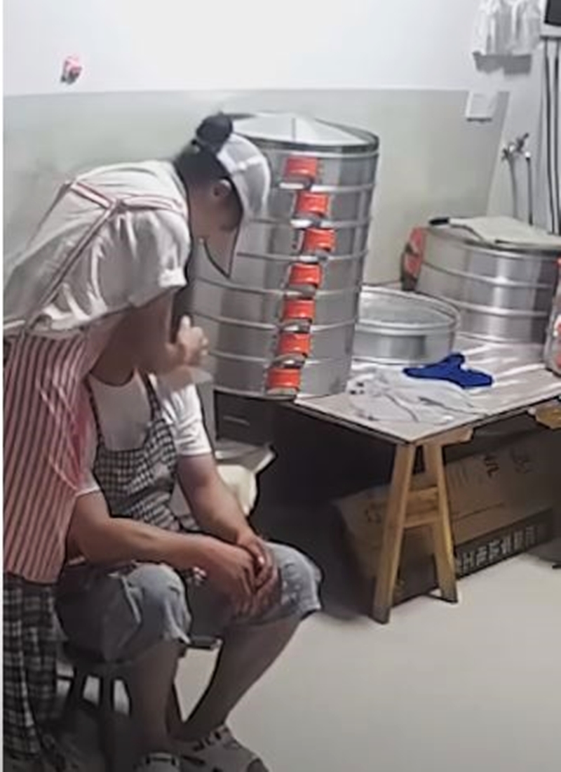 劫后余生的两人紧紧相拥，情绪久久无法平复。