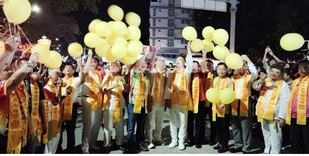 各宫庙代表及嘉宾一同为九皇大帝巡境出游主持仪式。前排右四起麻坡中华总商会会长拿督张忠华及顾问拿督谢华隆、斗母宫署理主席拿督李俊滽及刘喜吉。