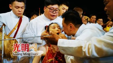 Photo of 二条路斗母宫九皇大帝回銮 24岁女乩童首次长针穿脸