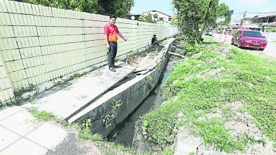 Photo of 民宅旁水泥沟壁坍塌 李锡稳急召市厅派员修缮