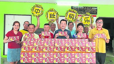 Photo of 亚沙国会议员服务中心 530盒月饼赠村民
