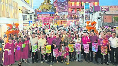Photo of 夜色中以花灯为媒 各族聚古城同庆中秋