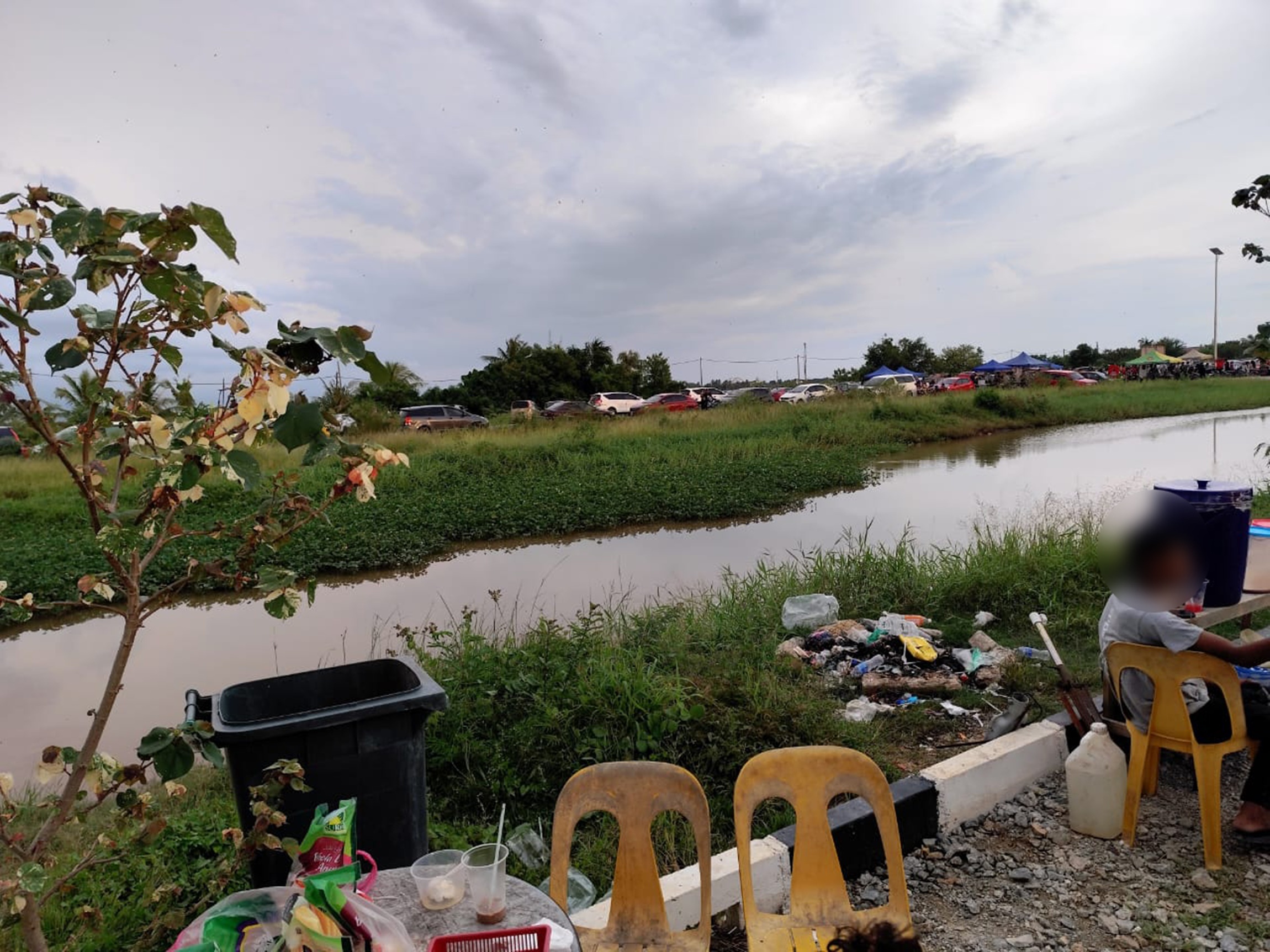 打卡点带动摆档43小贩无牌遭取缔 | 北马| 即时| 2025-10-20 – 光明日报